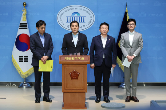 국민의힘 박대출 정책위의장이 23일 오후 국회 소통관에서 당·정 전세사기대책 협의 결과 브리핑을 하고 있다.     왼쪽부터 김주현 금융위원장, 박대출 정책위의장, 원희룡 국토교통부 장관, 한동훈 법무부 장관. [연합뉴스]